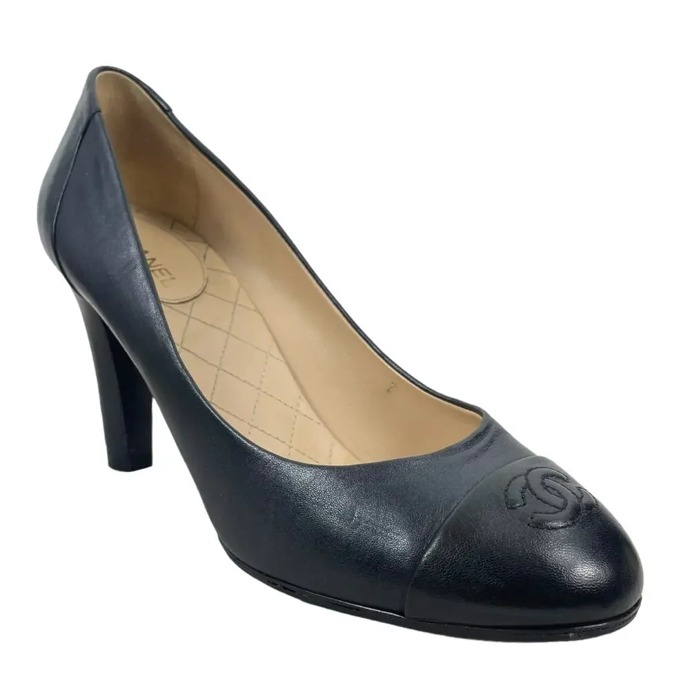 Chanel Cap Toe Leather Pumps CC Interlocking Logo Black Navy Size 39.5
